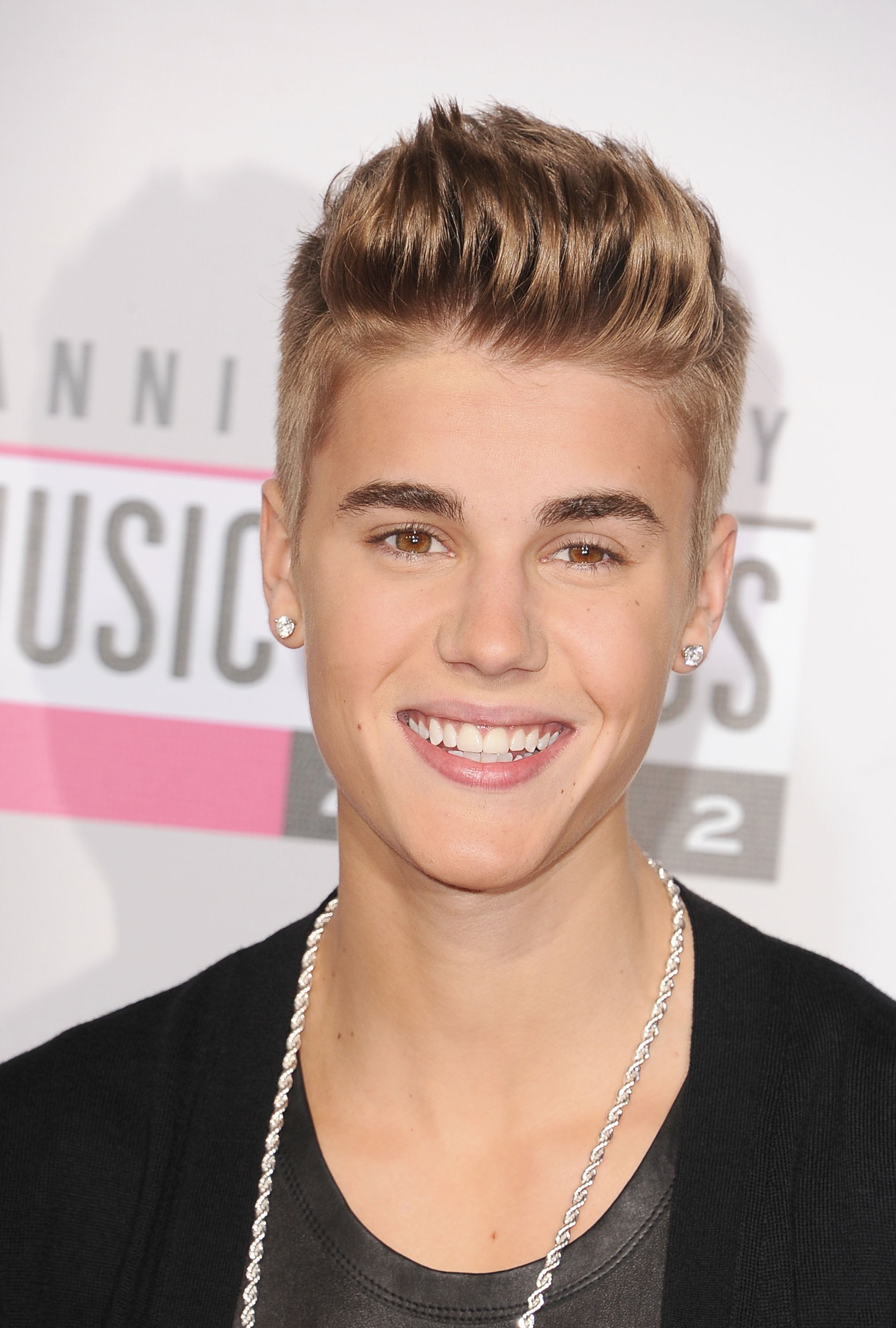 Justin Bieber smiled at the American Music Awards. | All the Stars on