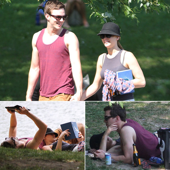 Jennifer Lawrence Reads Mockingjay on a Sexy Park Date Jennifer Lawrence Reads Mockingjay on a Sexy Park Date