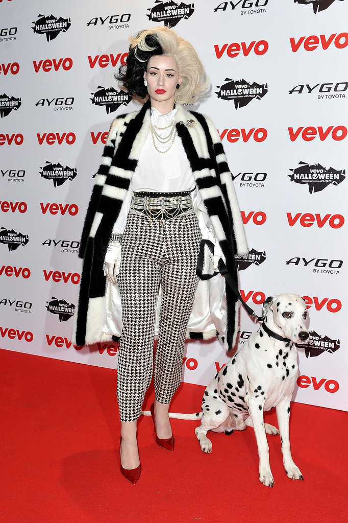 Iggy Azalea went all out for her Cruella de Vil costume at the VEVO Halloween showcase in London.
Iggy Azalea went all out for her Cruella de Vil costume at the VEVO Halloween showcase in London.