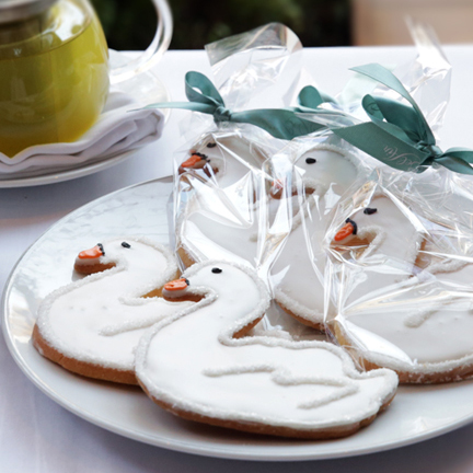 Bake Up a Bit of Romantic Hollywood With Sweet Swan Cookies