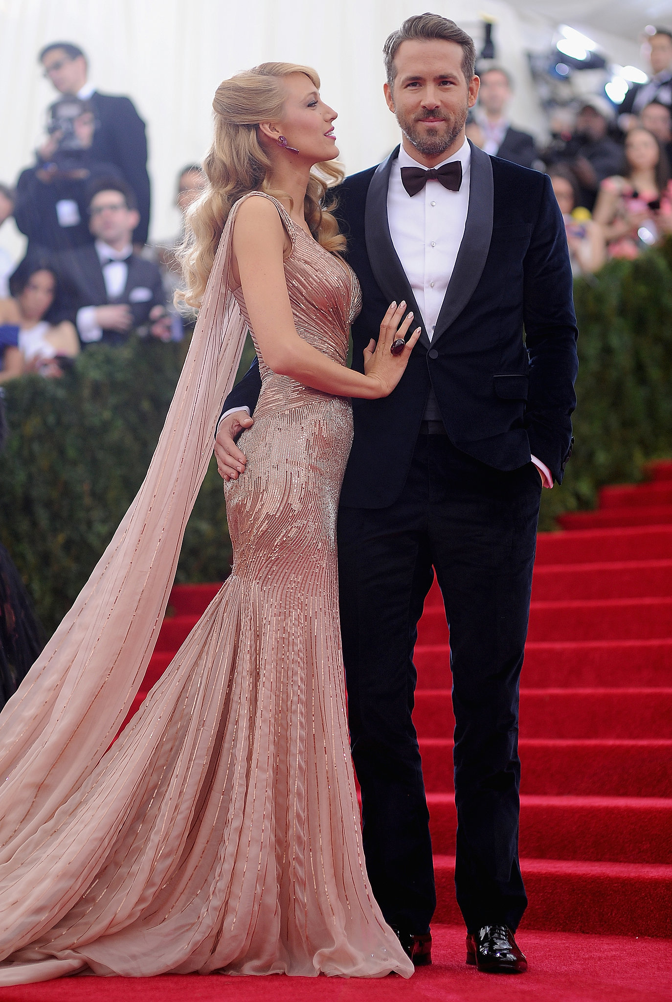Blake Lively And Ryan Reynolds Looked Like Quite The Golden Couple Mays Must See Celebrity 