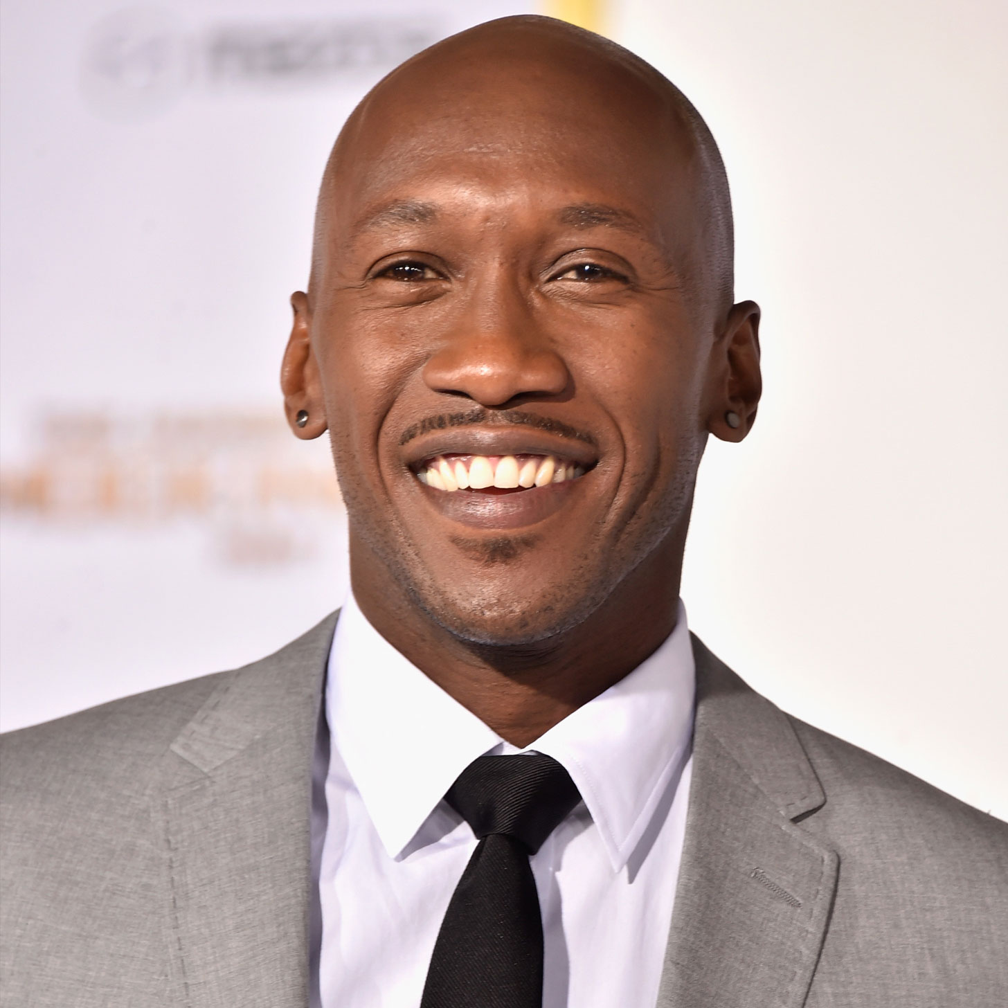 Mahershala Ali 2019: dating, net worth, tattoos, smoking & body facts - Taddlr