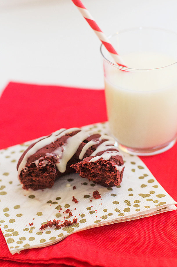 Baked Red Velvet Donuts with Cream Cheese Drizzle Baked Red Velvet Donuts with Cream Cheese Drizzle