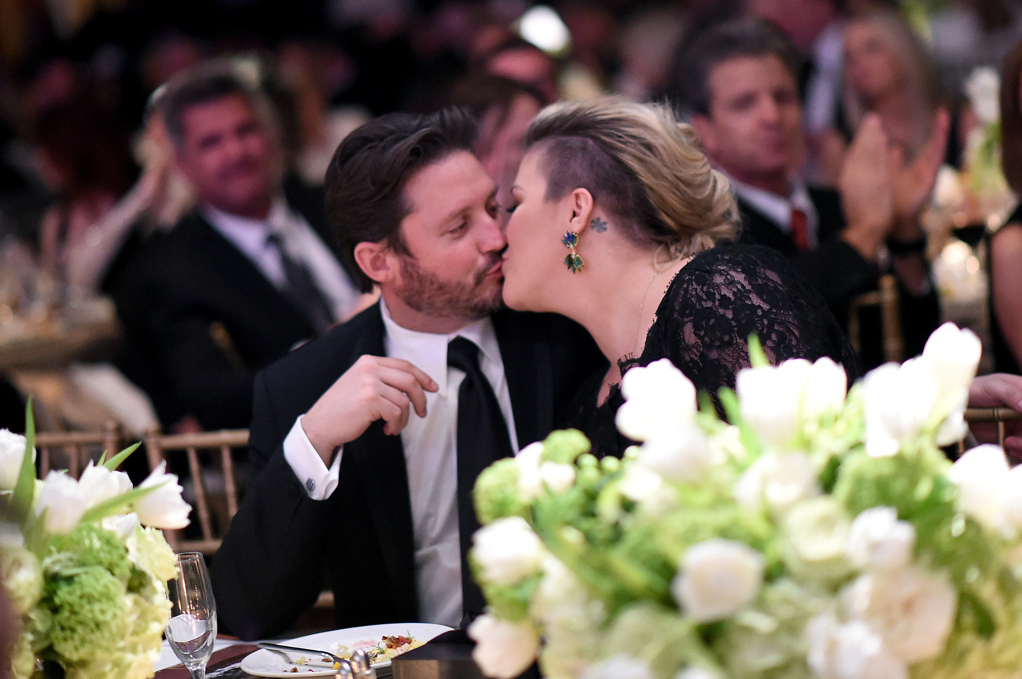 Kelly Clarkson and husband Brandon Blackstock fit in a smooch at | The