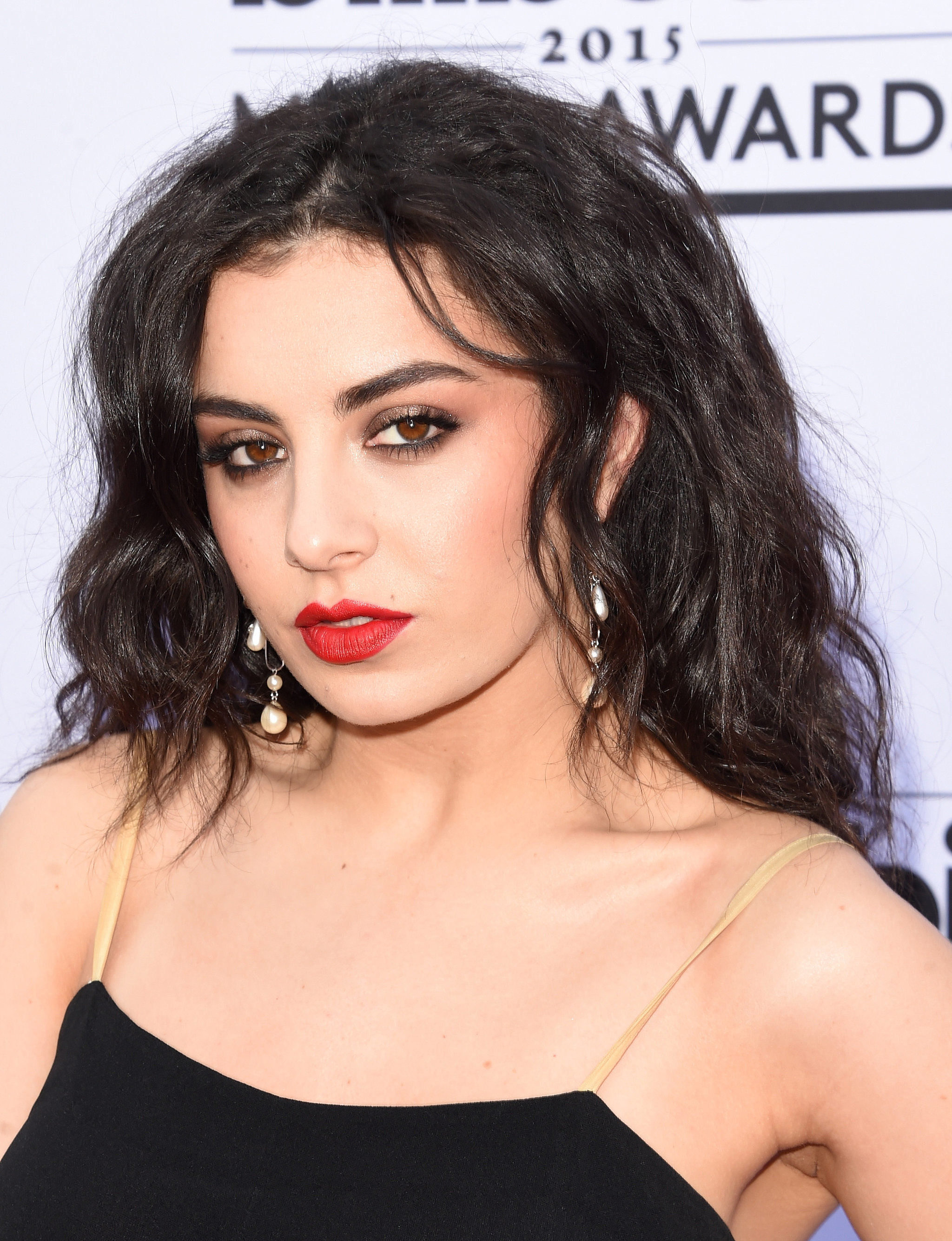 Charli Xcx Stop And Stare At Every Beauty Look From The Billboard