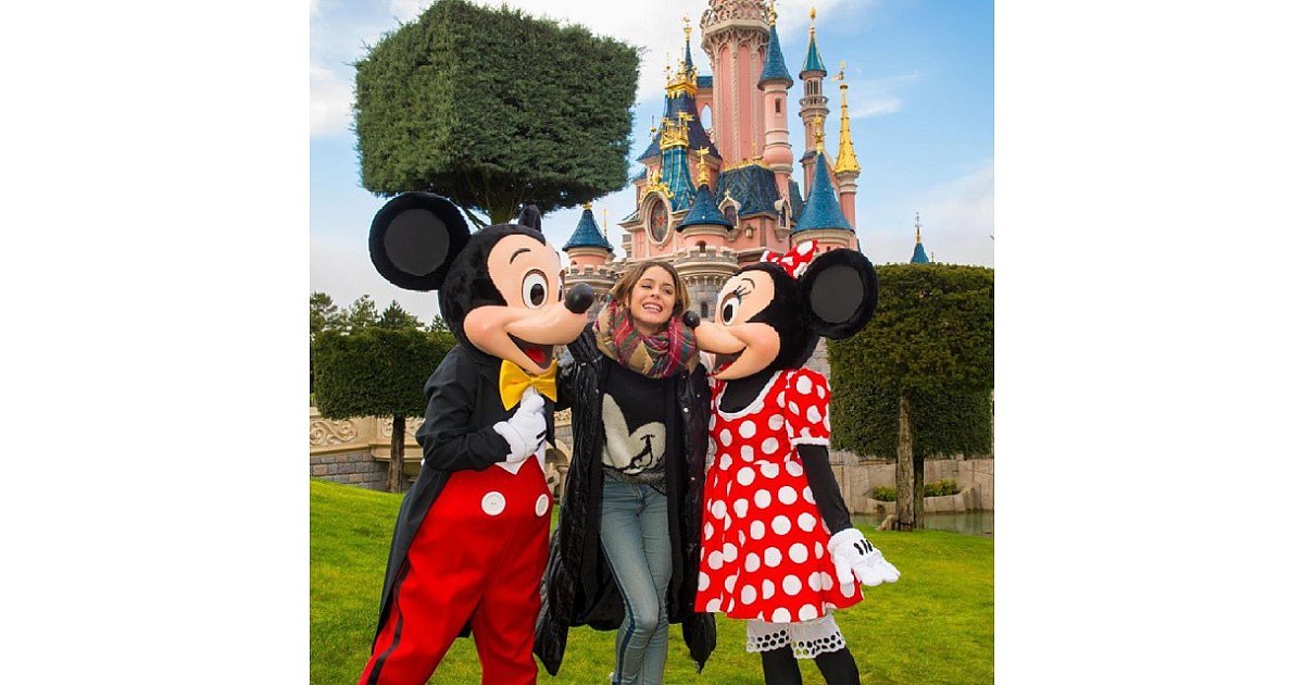 A Photo With Mickey And Minnie 25 Photos All Disneyland Fans Must