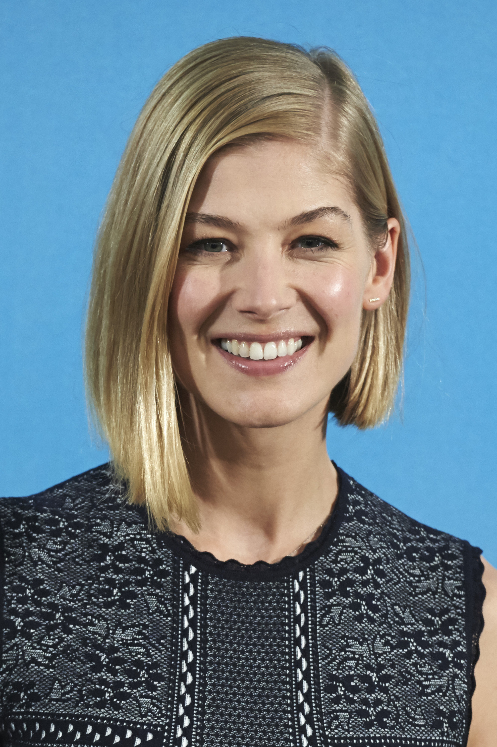 Rosamund Pike Your Ultimate Guide To The Bob Long Short Or In Between Popsugar Beauty Uk 0892