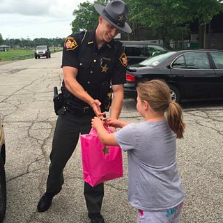 Police Officer Buys iPad For Little Girl