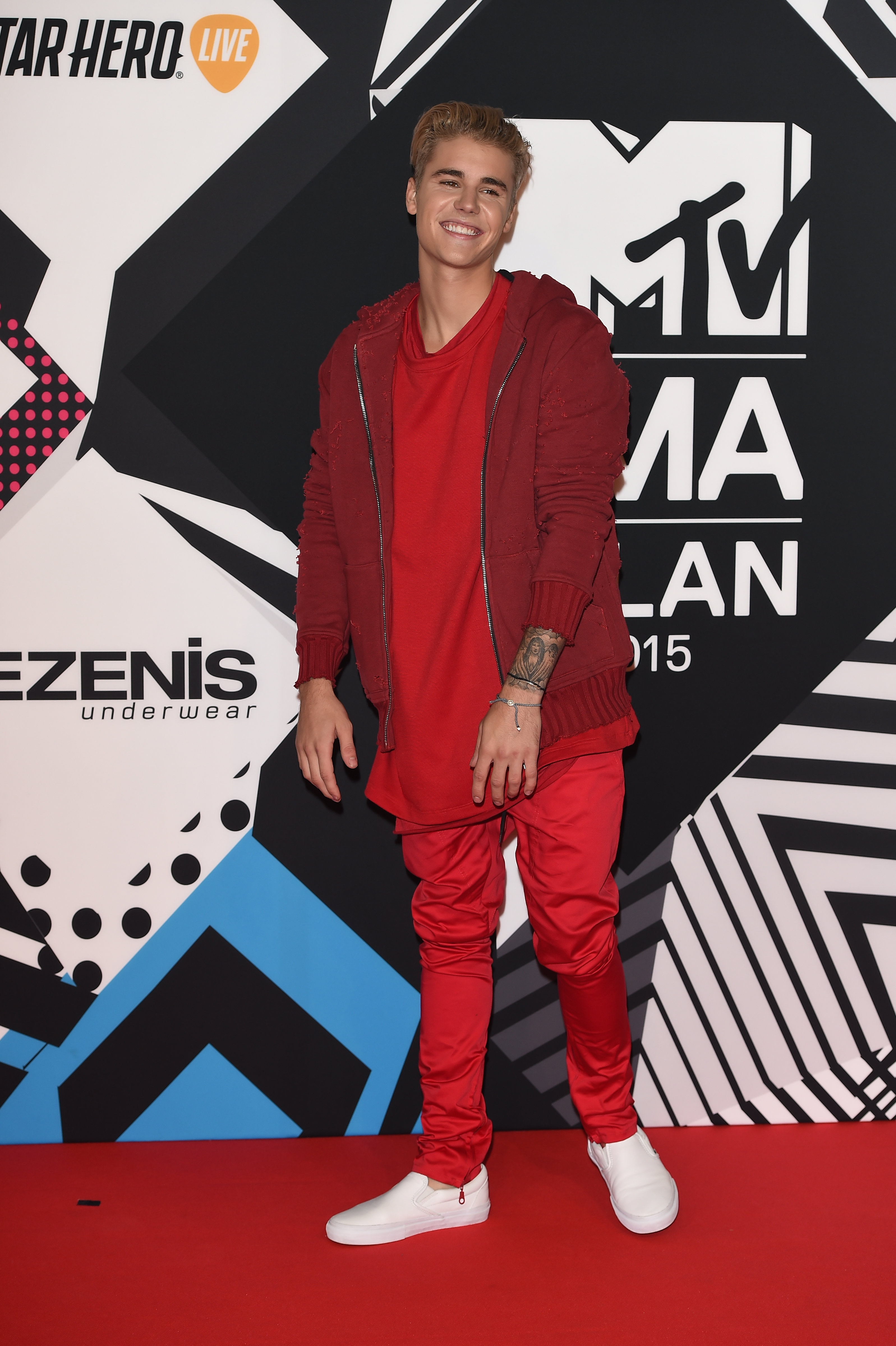 Justin Bieber Looks Cuter Than Ever While Cleaning Up at the MTV EMAs