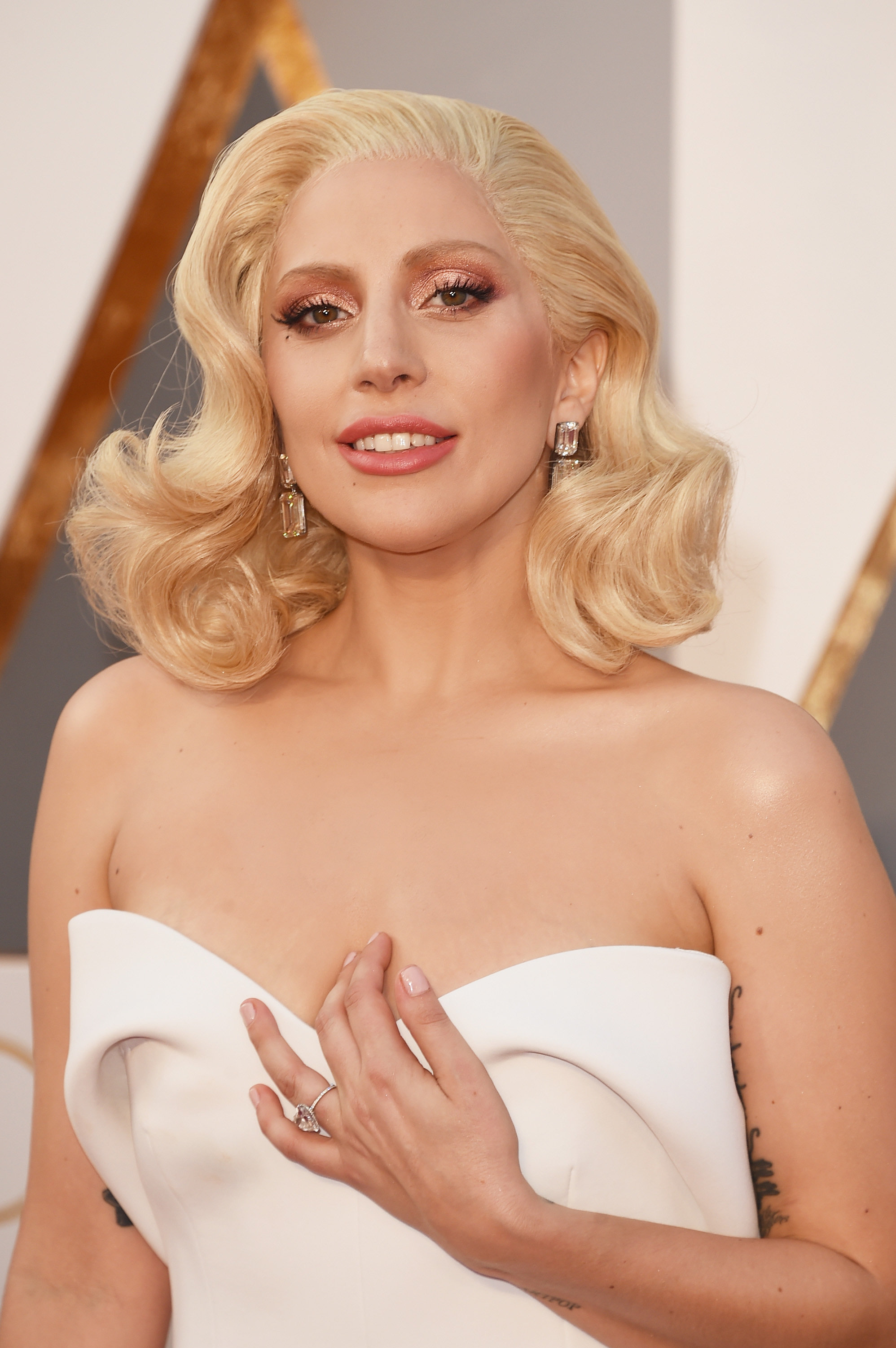Lady-Gaga-Makeup-2016-Oscars.jpg