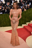 Beyoncé Shows Solo Gala "Easy"