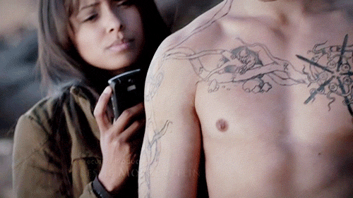 Quando Bonnie viene completamente distratto da tatuaggi di Jeremy