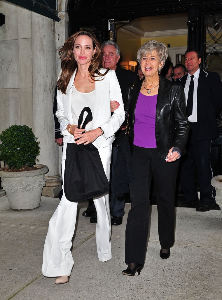 News Pics and More... - Page 4 Feel-Free-Contrast-Your-Mom-Your-Best-Friend-Whomever-Youre-Walking-Order-Stand-Out