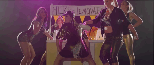 Resultado de imagem para Gif de mulher desfilando