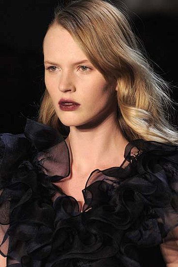17 Sexy, Sultry, and Strange Looks From Milan Fashion Week 17 Sexy, Sultry, and Strange Looks From Milan Fashion Week