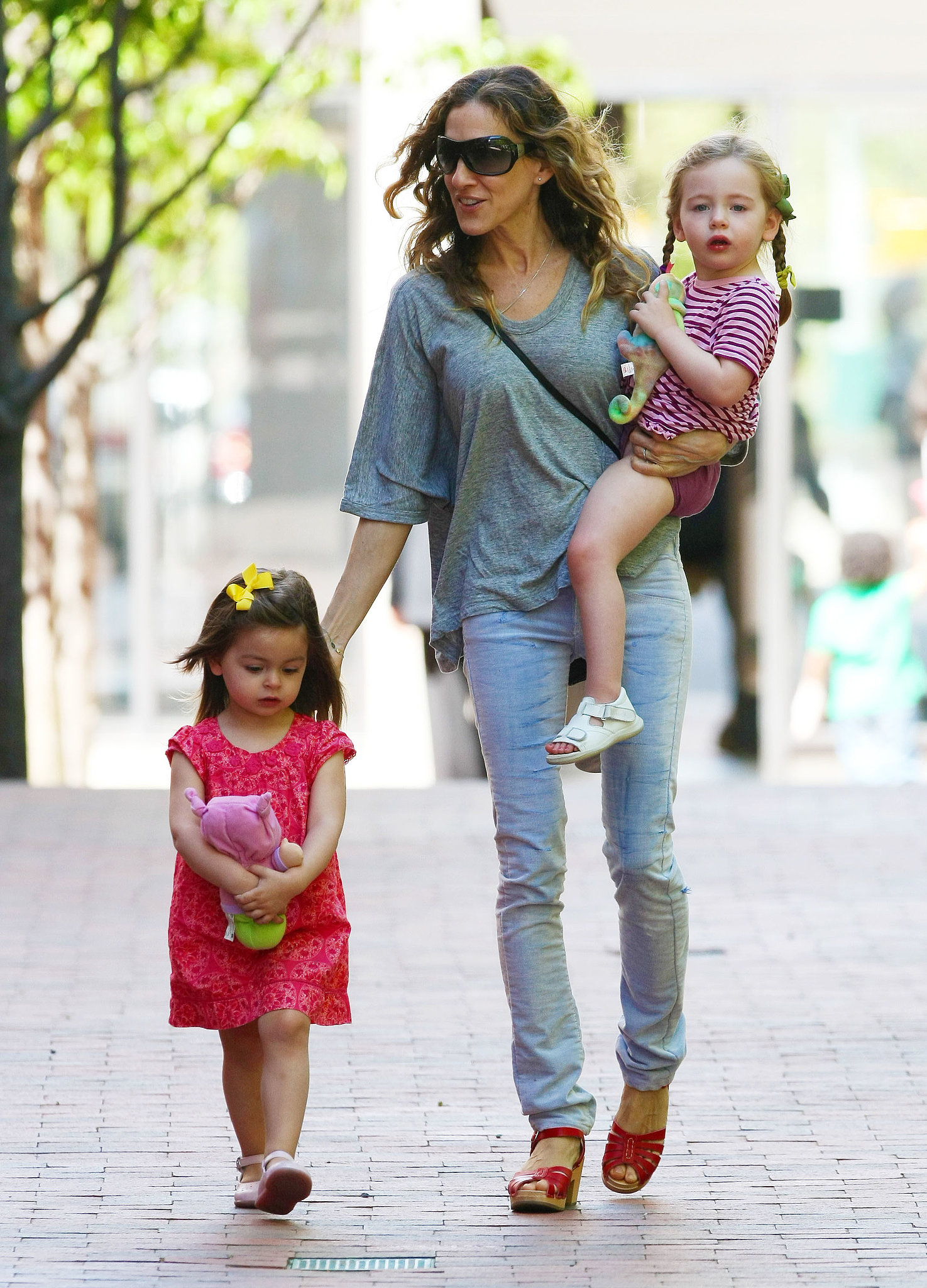 Sarah Jessica Parker took a stylish NYC stroll with her twin | The ...