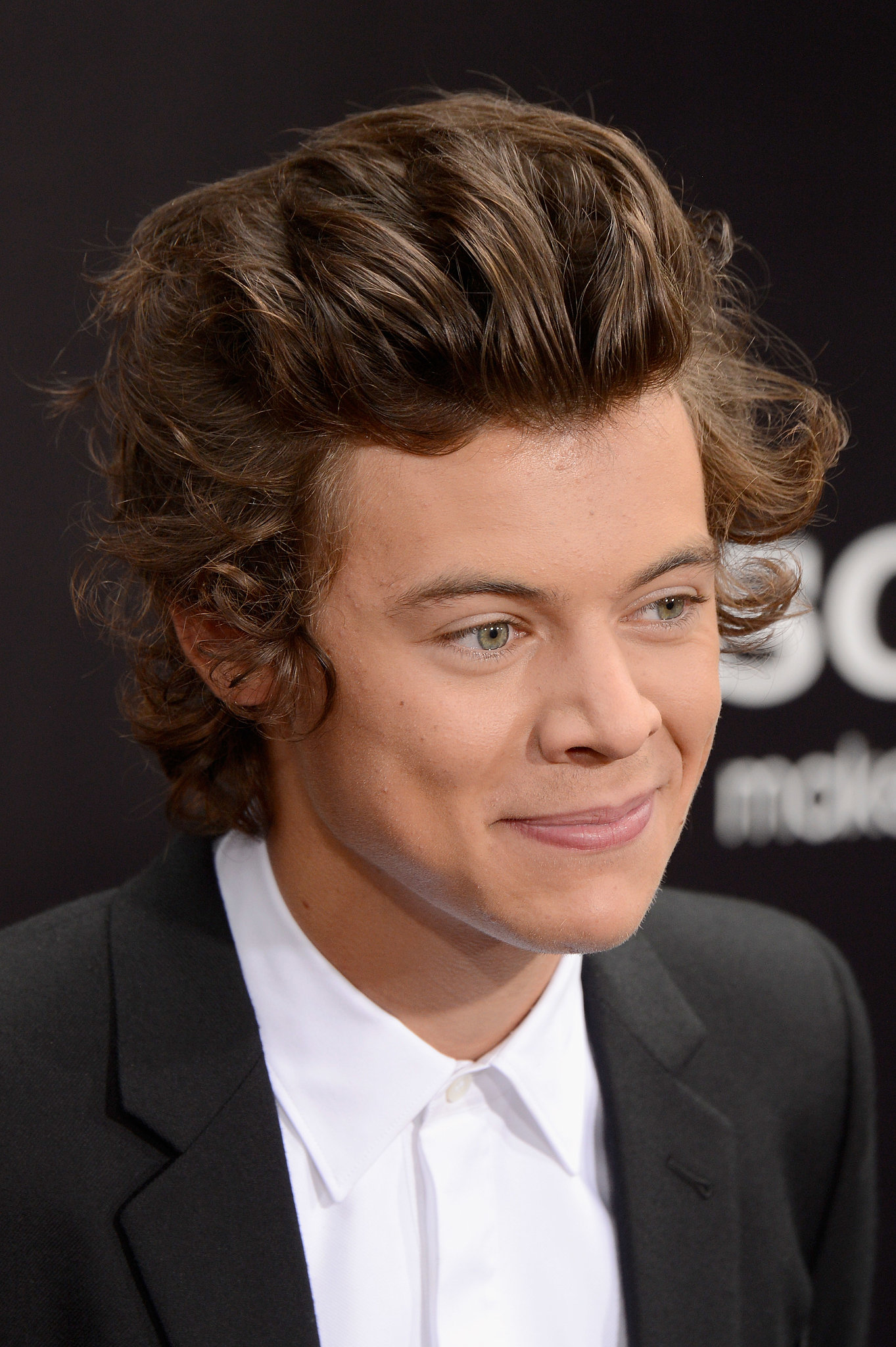 Harry Styles gave a sweet smirk while walking the red carpet. | Aw! The ...