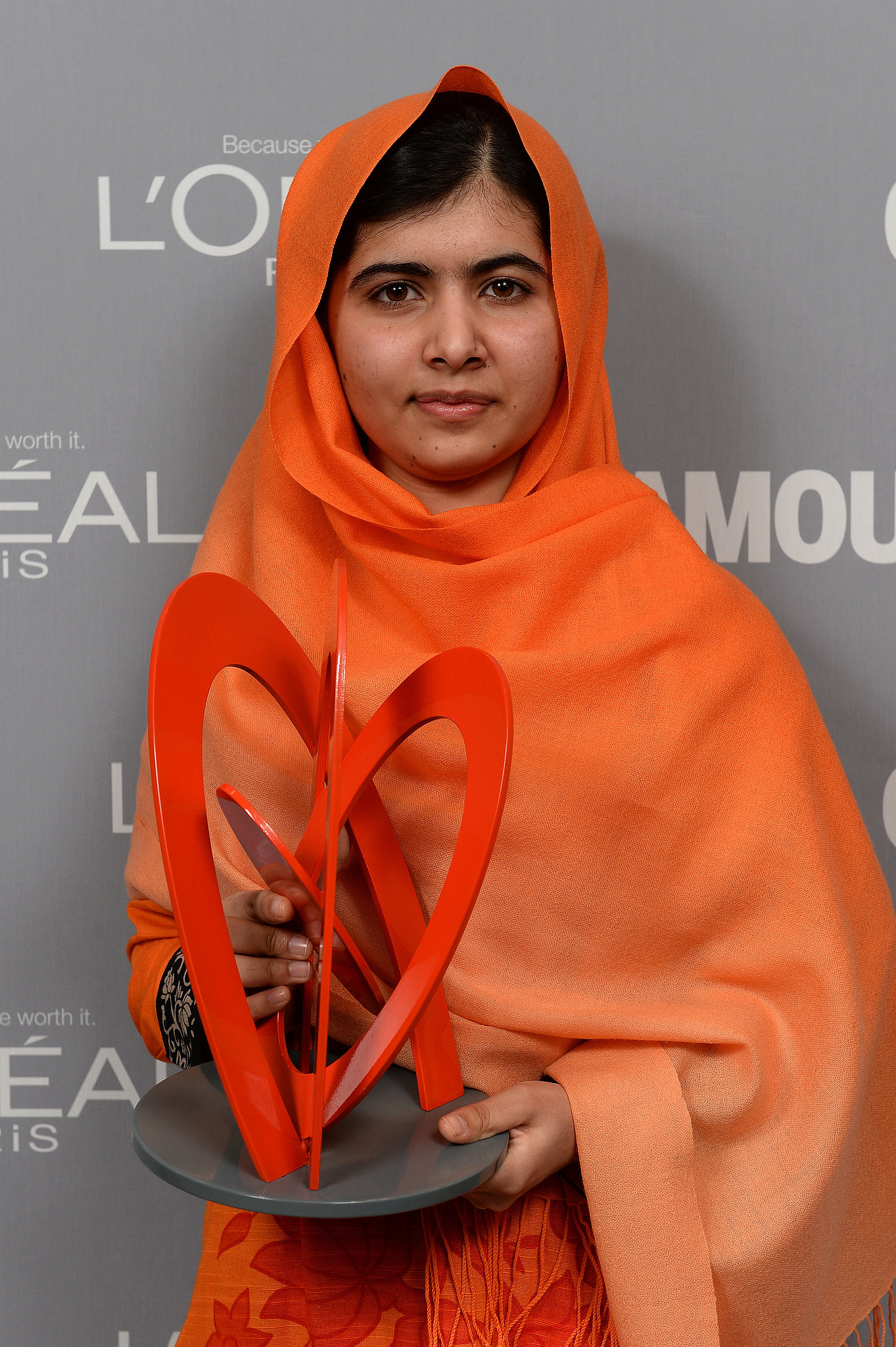 Malala Yousafzhai with her award. | Glamour Women of the Year Awards ...