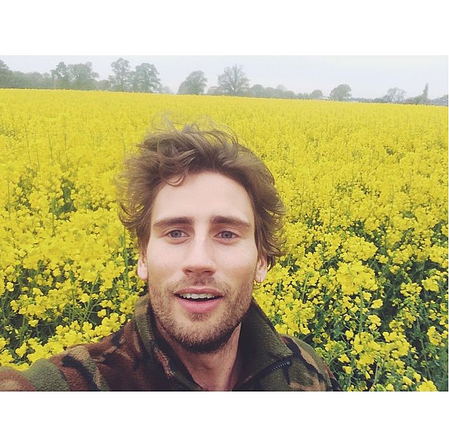 Edward Holcroft e namorada