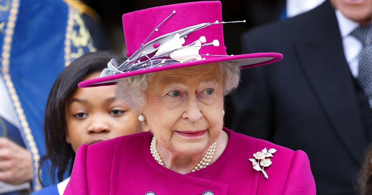 королева елизавета 2 в кресле. елизавета 2 в синем. елизавета 2 с сумкой. Launer королевы елизаветы. елизавета 2 в россии.