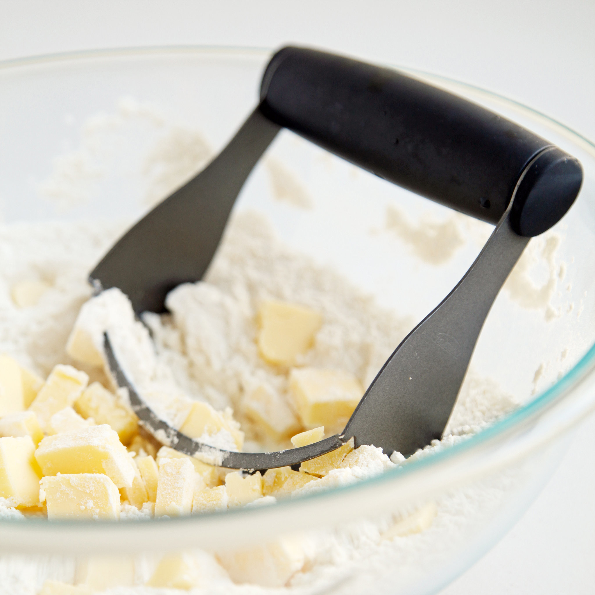 https://media2.popsugar-assets.com/files/2015/11/17/848/n/1922398/7f297c41af0ca3b2_Cutting-Butter-Into-Flour.xxxlarge_2x.jpg