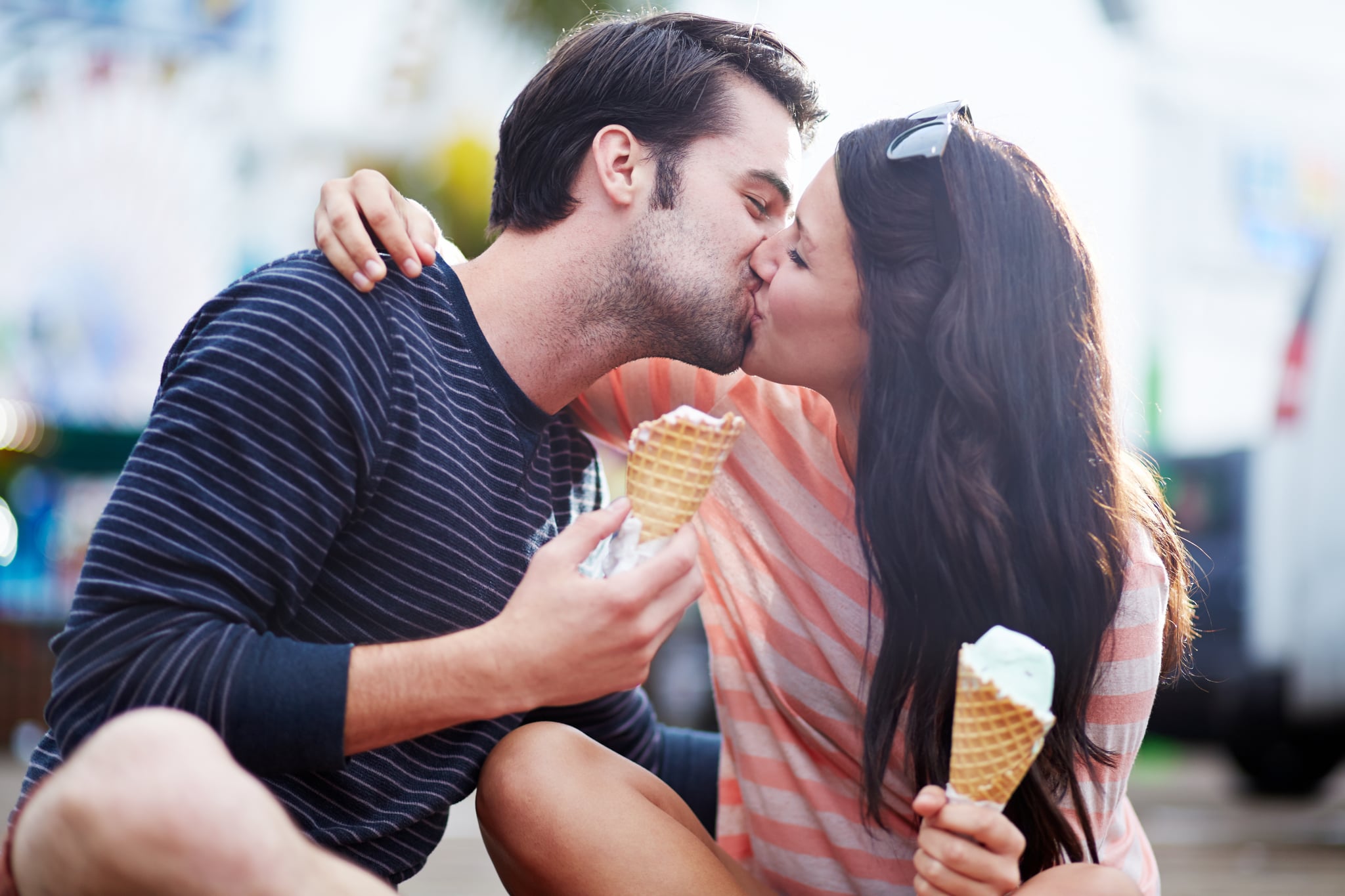 Парень и девушка едят мороженое